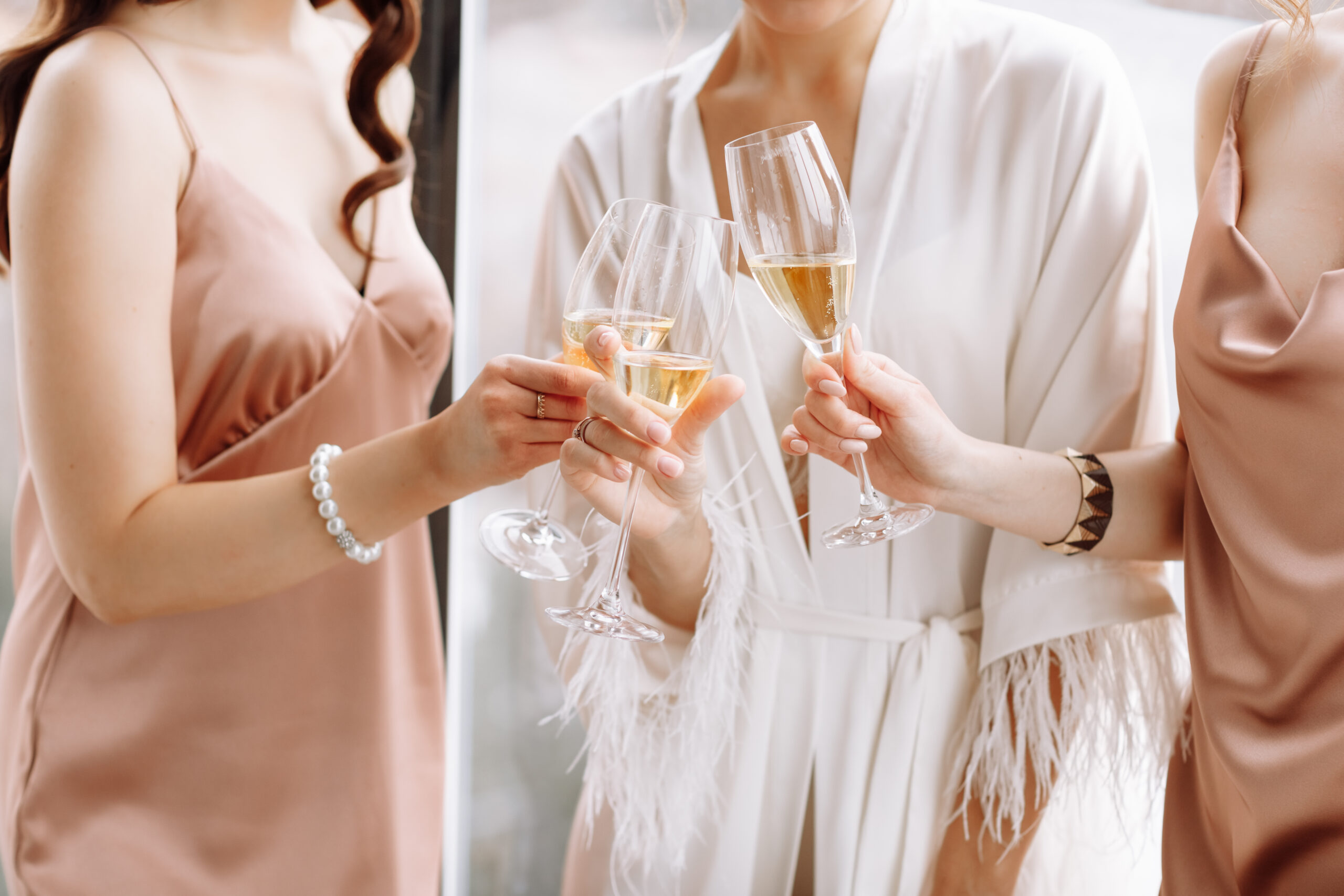 Braut am Tag der Hochzeit mit ihren Brautjungfern, Bridesmaids